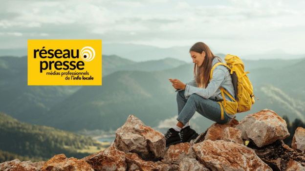 Congrès Woman with a yellow backpack sits on rocky terrain, looking at her phone, with a yellow réseau presse logo on the left and a mountainous landscape in the background.